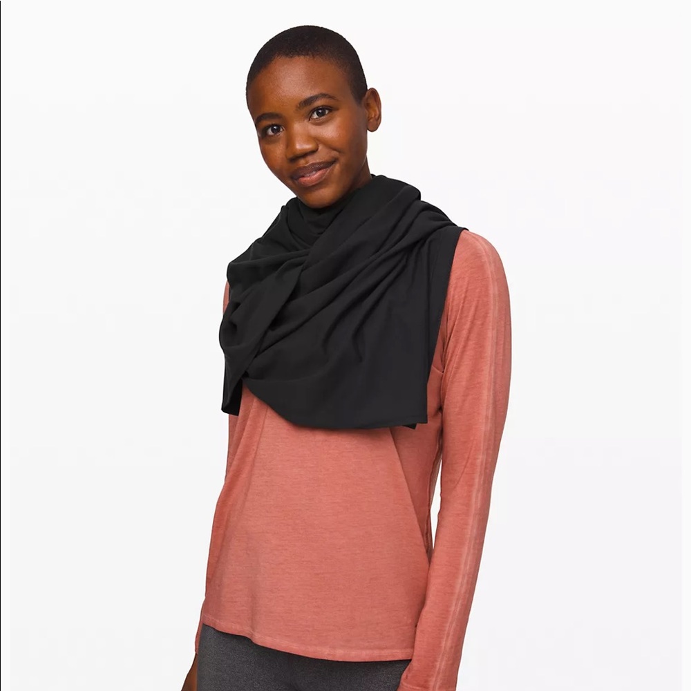 Lululemon customizable snap scarf